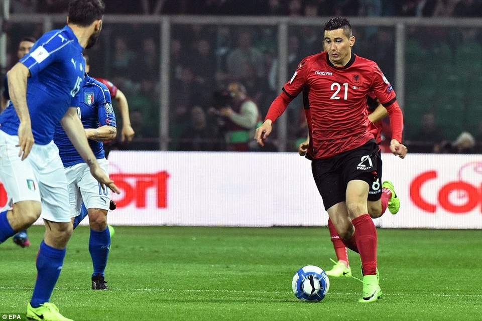 Cổ động viên đốt pháo sáng, suýt phá hỏng trận Italia-Albania - 15 
Nỗ lực của Roshi không thể giúp Albania tránh được thất bại