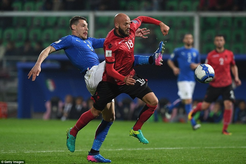 Cổ động viên đốt pháo sáng, suýt phá hỏng trận Italia-Albania - 13 
Trận đấu diễn ra khá căng thẳng và quyết liệt