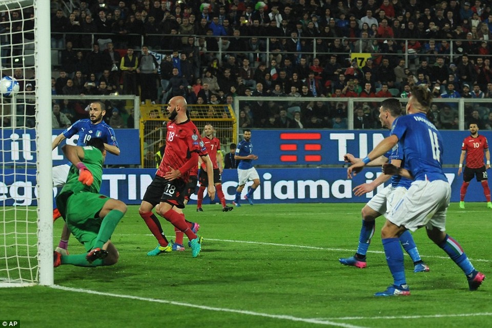 Cổ động viên đốt pháo sáng, suýt phá hỏng trận Italia-Albania - 10 
Italia đã có thế trận áp đảo trước Albania
