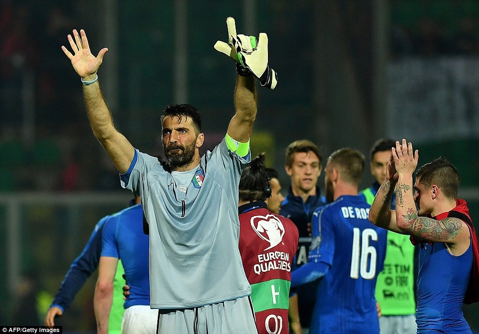 Cổ động viên đốt pháo sáng, suýt phá hỏng trận Italia-Albania - 9 
Buffon đã có gần 20 năm khoác áo đội tuyển Italia