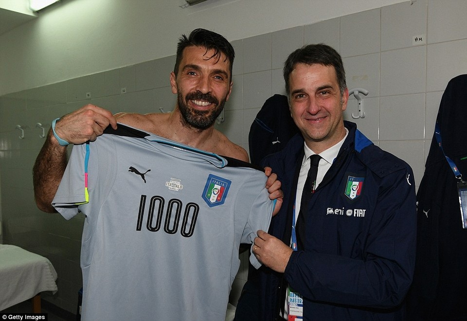 Cổ động viên đốt pháo sáng, suýt phá hỏng trận Italia-Albania - 7 
Thủ thành Buffon đã có trận đấu thứ 1000 trong sự nghiệp