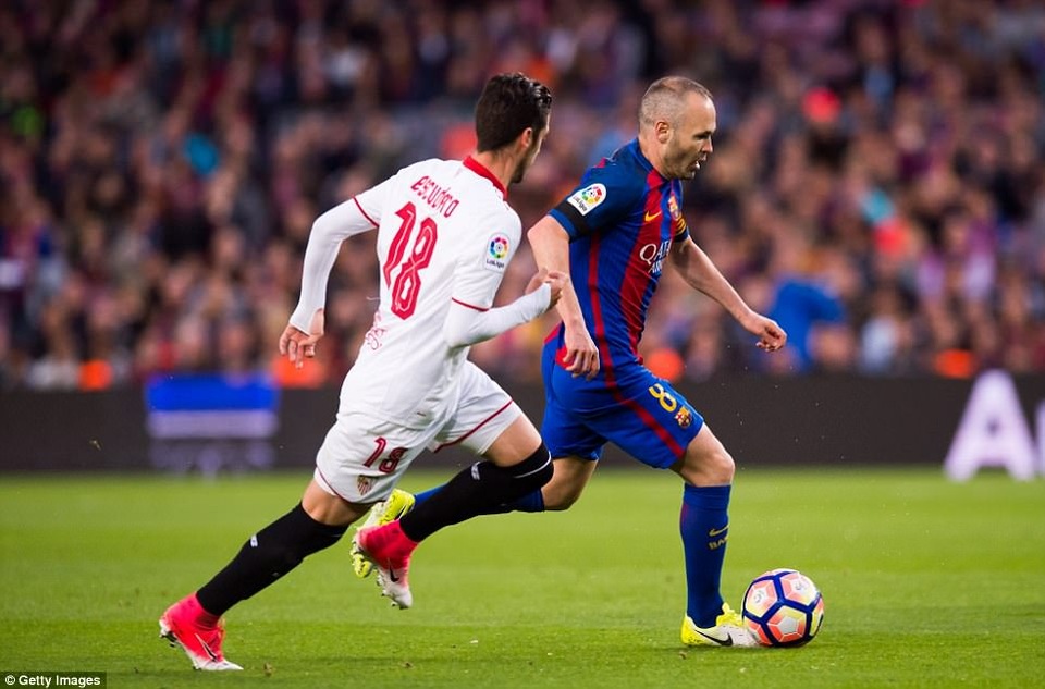 
Iniesta vẫn cầm chịch tốt vai trò nhạc trưởng ở giữa sân
