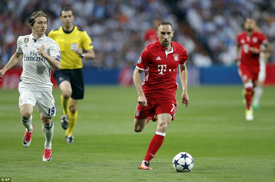 
Ribery và Modric liên tục chạm mặt ở khu vực giữa sân
