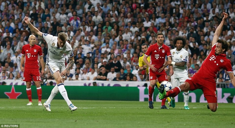 
Kroos liên tục có các pha sút xa nguy hiểm ở trận đấu này

