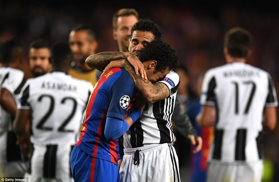 Neymar rơi lệ, Messi cúi đầu trong ngày Barca chia tay Champions League - 7
Neymar đã bật khóc và người đồng hương Dani Alves ra an ủi