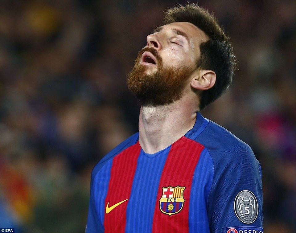 Neymar rơi lệ, Messi cúi đầu trong ngày Barca chia tay Champions League - 6
Nỗi thất vọng vô bờ bến của Messi