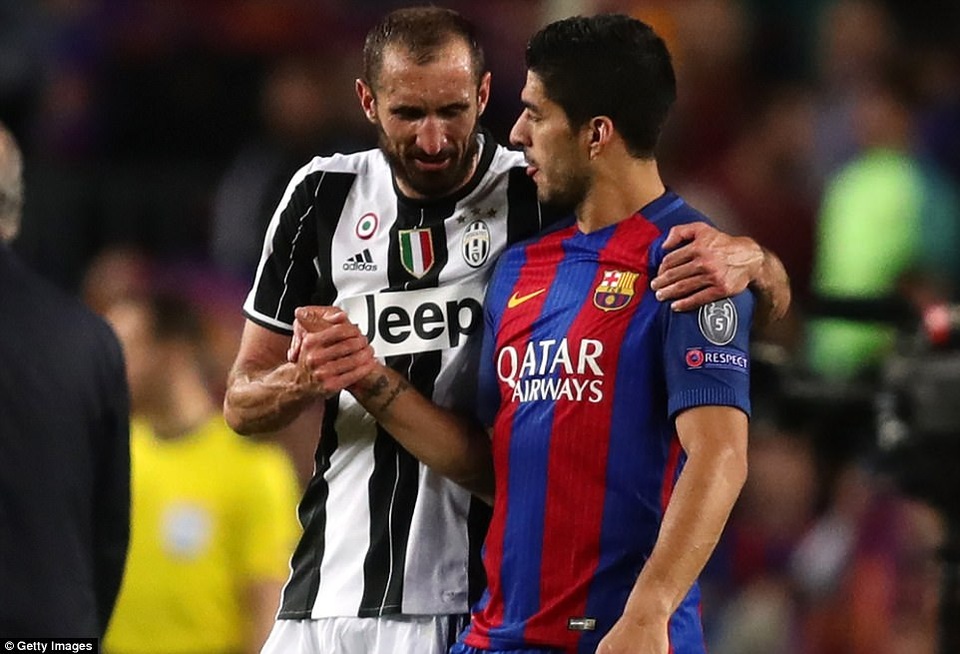 Neymar rơi lệ, Messi cúi đầu trong ngày Barca chia tay Champions League - 5
Suarez và Chiellini bắt tay nhau thân thiện. Cả hai đã gây ra vụ đính đám, khi Suarez cắn vai Chilellini ở trận Uruguay-Italia ở World Cup 2014