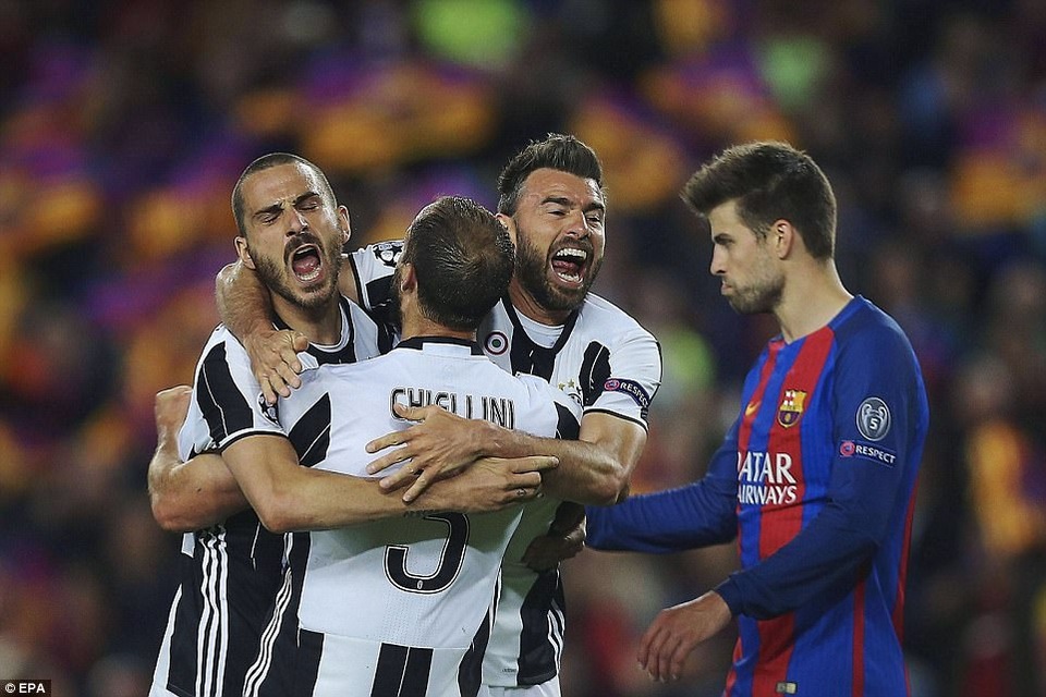 Neymar rơi lệ, Messi cúi đầu trong ngày Barca chia tay Champions League - 3
Khuôn mặt không chút cảm xúc của trung vệ Pique