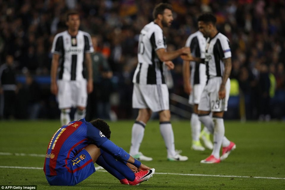 Neymar rơi lệ, Messi cúi đầu trong ngày Barca chia tay Champions League - 2
Nỗi buồn của Neymar, trong bối cảnh cầu thủ Juventus ăn mừng tấm vé vào bán kết