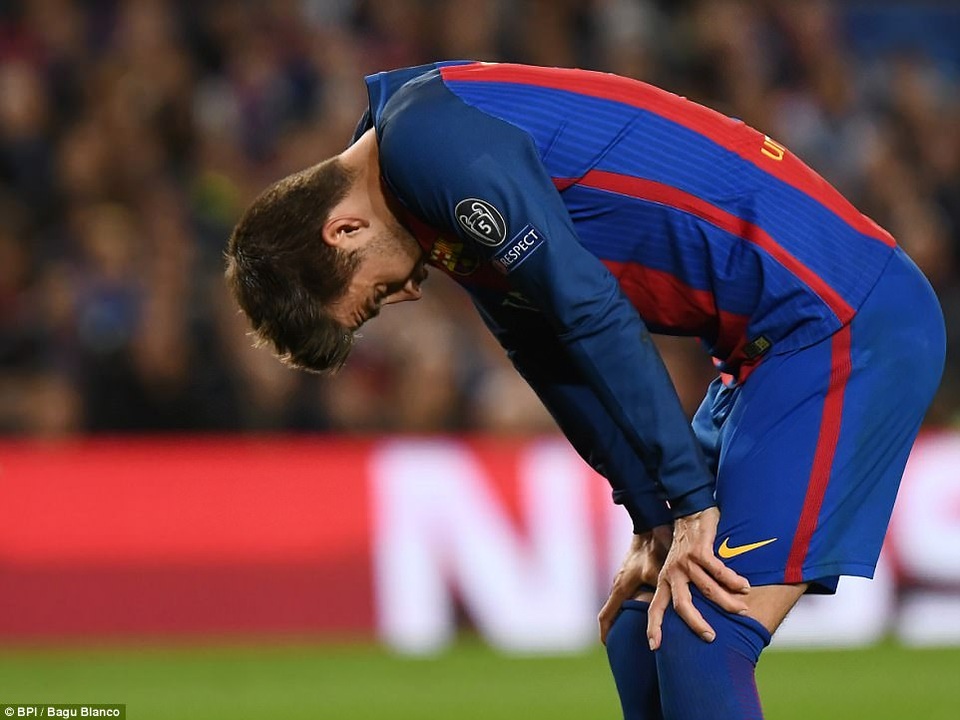Neymar rơi lệ, Messi cúi đầu trong ngày Barca chia tay Champions League - 1
Messi cúi đầu đầy buồn bã sau khi trọng tài nổi còi khết thúc trận đấu
