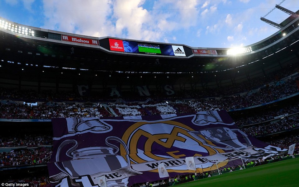 Những khoảnh khắc Messi nhấn chìm Real Madrid ngay tại Bernabeu - 1
Sân Bernabeu sục sôi trước trận Siêu kinh điển ở vòng 33 La Liga. Ở trận lượt đi tại Nou Camp, hai đội hòa nhau 1-1