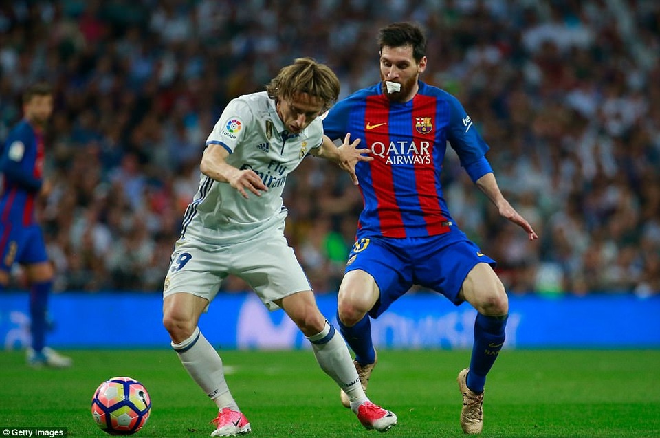 Những khoảnh khắc Messi nhấn chìm Real Madrid ngay tại Bernabeu - 15
Messi vẫn nỗ lực thi đấu dù khá đau đớn