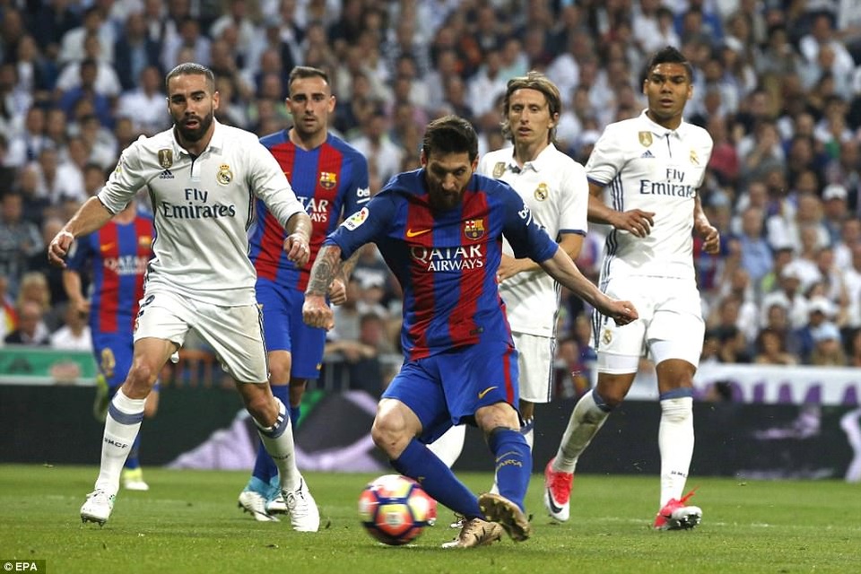 Real Madrid 2-3 Barcelona: Cú đúp của Messi - 2
Real Madrid lấn lướt hơn, nhưng Barca lại tận dụng cơ hội tốt hơn