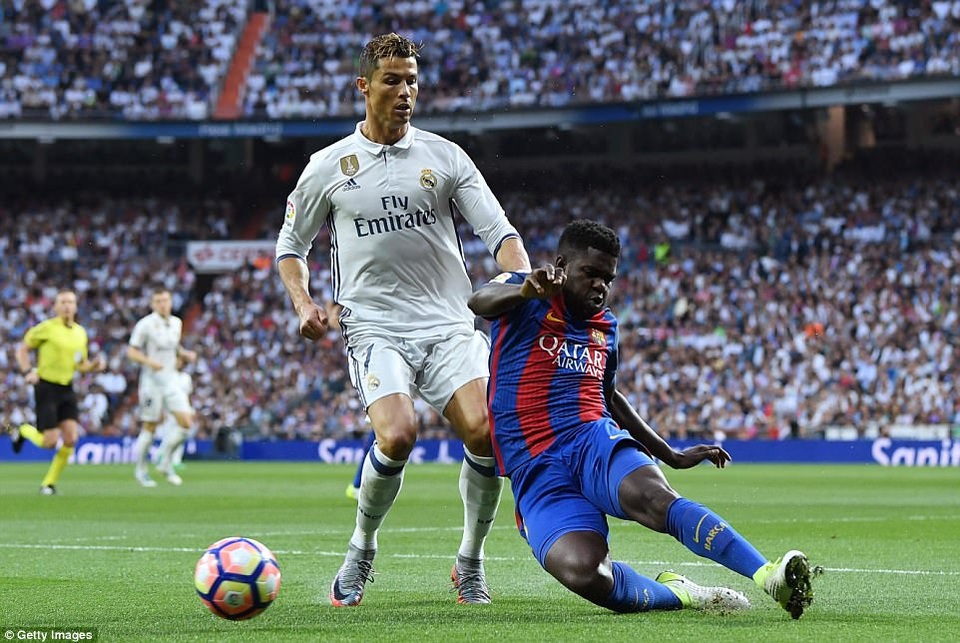 Những khoảnh khắc Messi nhấn chìm Real Madrid ngay tại Bernabeu - 20
C.Ronaldo chơi vô duyên trước hàng thủ không quá chắc chắn của Barcelona