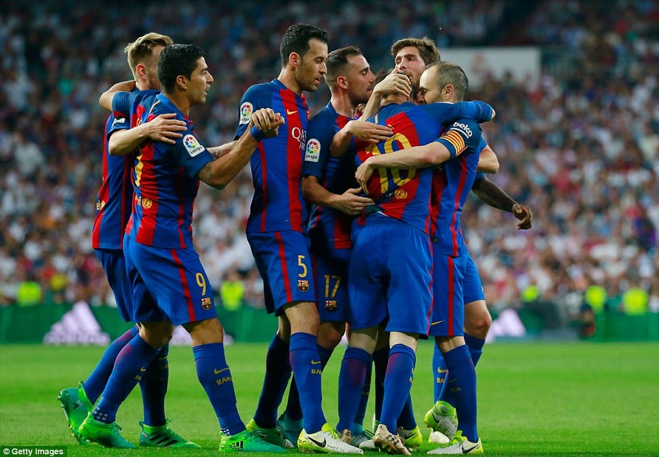 Real Madrid 2-3 Barcelona: Cú đúp của Messi - 5
Barcelona chính thức vươn lên ngôi đầu bảng La Liga