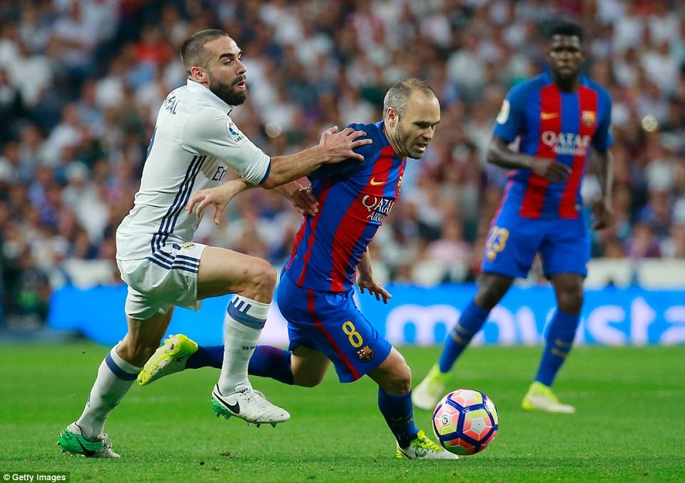 Những khoảnh khắc Messi nhấn chìm Real Madrid ngay tại Bernabeu - 13
Carvajal bất lực trong việc ngăn cản Iniesta
