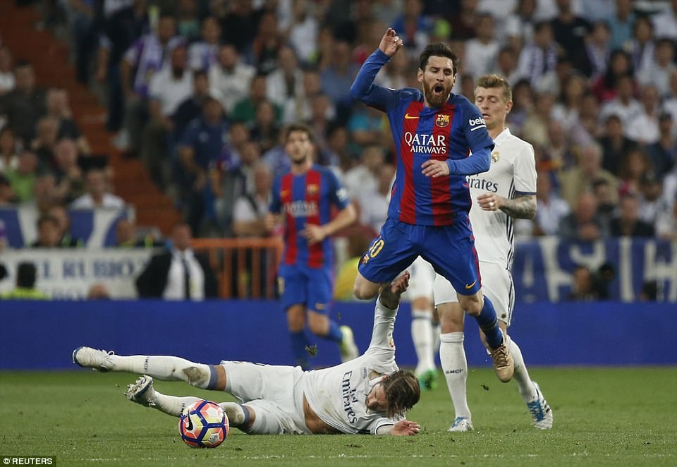 Những khoảnh khắc Messi nhấn chìm Real Madrid ngay tại Bernabeu - 10
Tình huống Ramos nhận thẻ đỏ ở phút 77, sau pha tắc bóng thô bạo với Messi