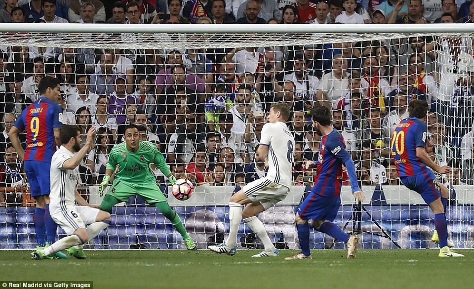 Real Madrid 2-3 Barcelona: Cú đúp của Messi - 4
Messi trở thành ngôi sao sáng nhất với cú đúp vào lưới Navas