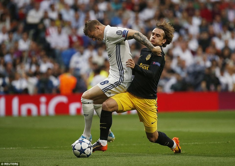 Những khoảnh khắc C.Ronaldo nhấn chìm Atletico tại Bernabeu - 11
Griezmann bị khóa chặt và nhạt nhòa so với Kroos