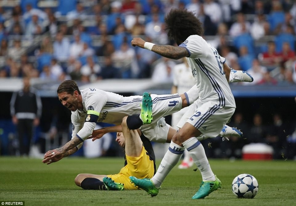 Những khoảnh khắc C.Ronaldo nhấn chìm Atletico tại Bernabeu - 13
Trận đấu diễn ra khá căng thẳng và quyết liệt