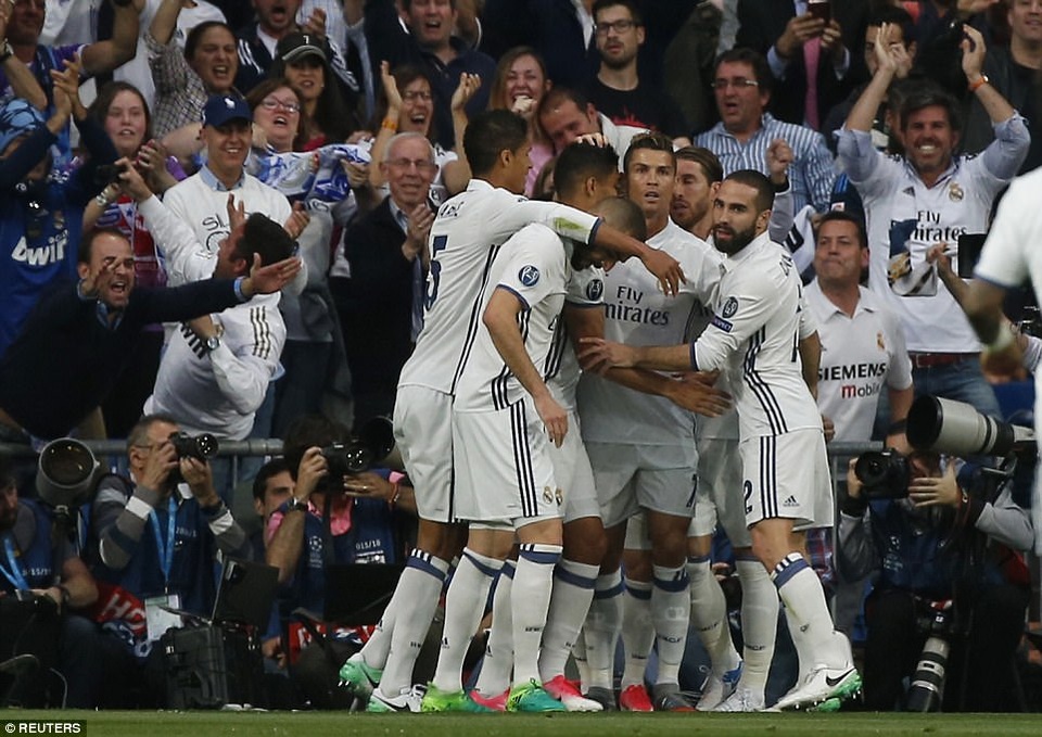 Những khoảnh khắc C.Ronaldo nhấn chìm Atletico tại Bernabeu - 16
Kền kền trắng gần như cầm chắc tấm vé vào chung kết Champions League
