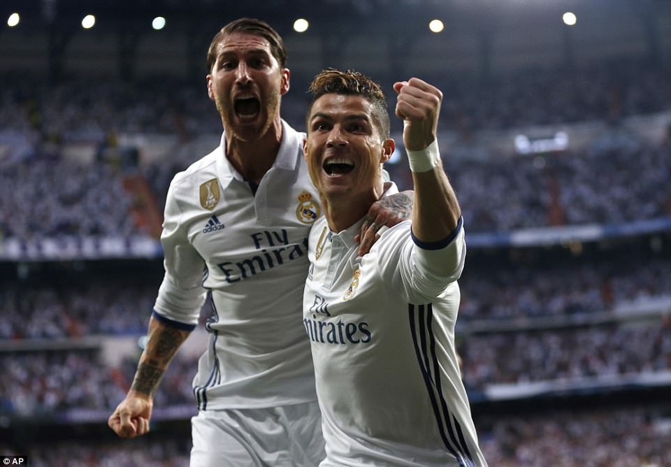 Những khoảnh khắc C.Ronaldo nhấn chìm Atletico tại Bernabeu - 17
Real Madrid đang cố gắng phá vỡ lời nguyền không CLB nào bảo vệ được chức vô địch Champions League