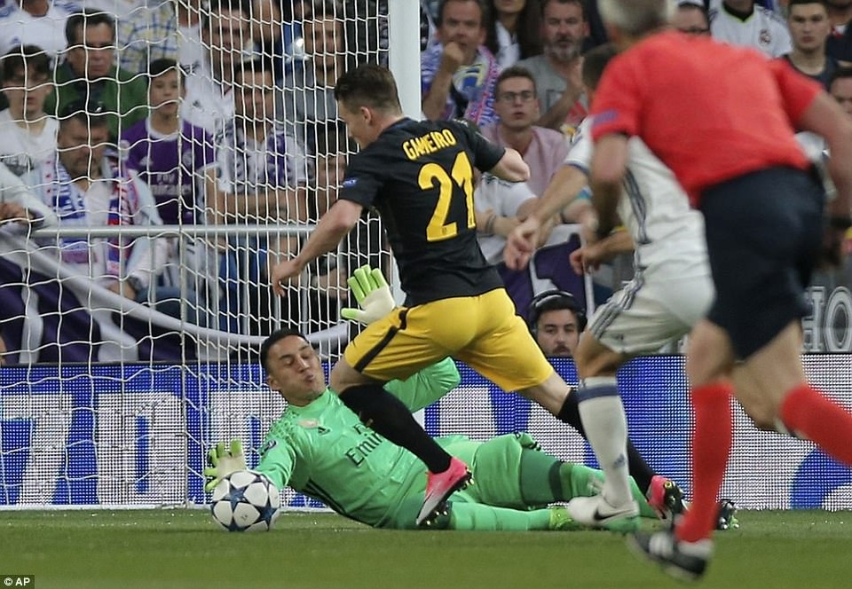 Những khoảnh khắc C.Ronaldo nhấn chìm Atletico tại Bernabeu - 19
Gameiro bỏ lỡ cơ hội hiếm hoi của Atletico ở trận đấu này