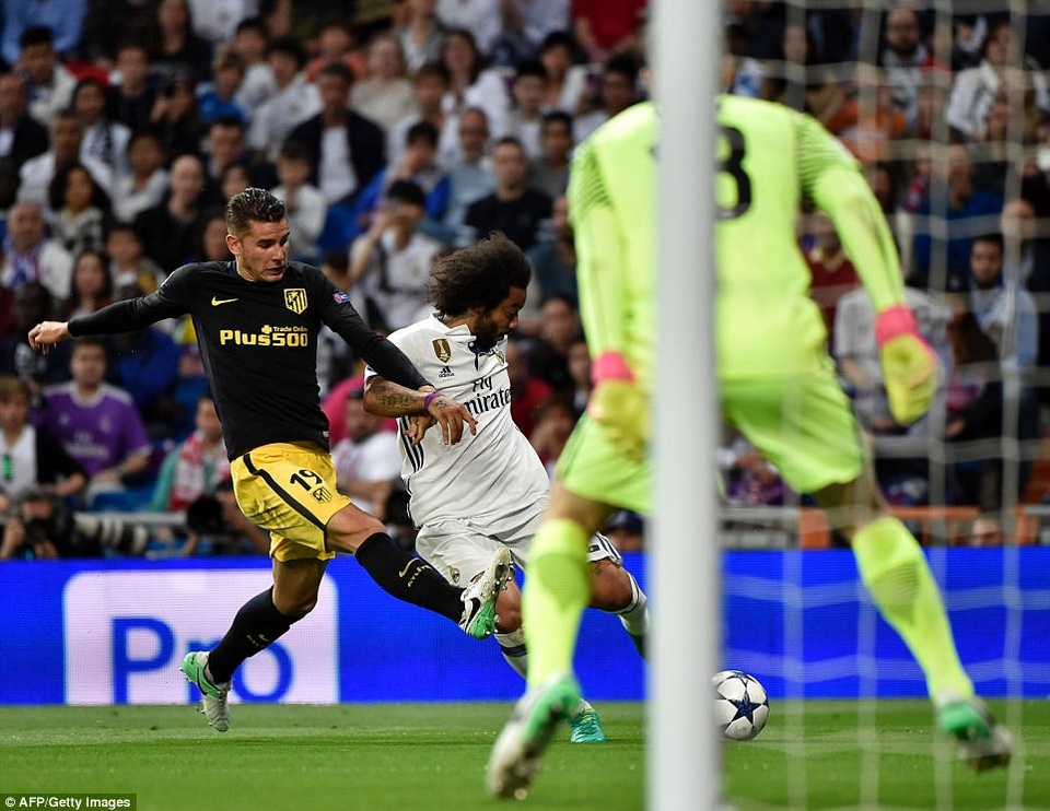 Những khoảnh khắc C.Ronaldo nhấn chìm Atletico tại Bernabeu - 21
Marcelo miệt mài với các đường lên bóng ở cánh trái