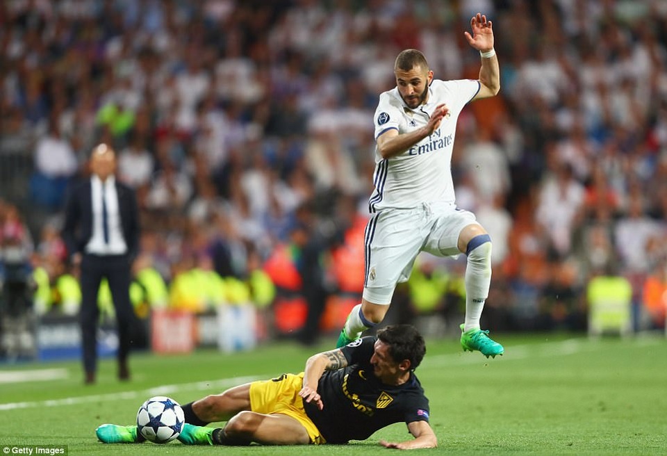 Những khoảnh khắc C.Ronaldo nhấn chìm Atletico tại Bernabeu - 23
Benzema chơi nhạt nhòa, nhưng Real Madrid vẫn thắng đậm