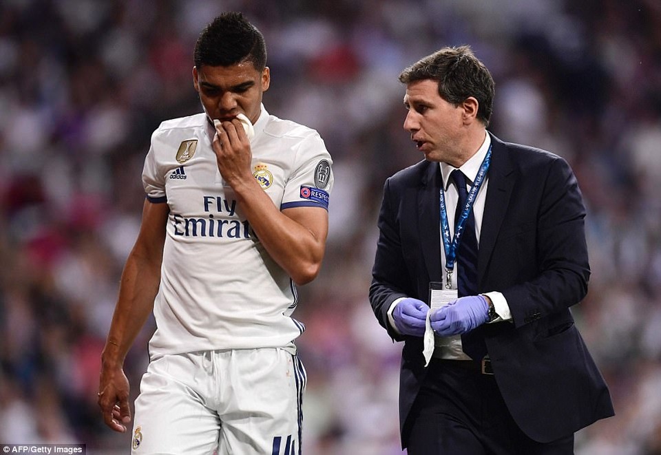 Những khoảnh khắc C.Ronaldo nhấn chìm Atletico tại Bernabeu - 10
Casemiro dù bị chảy máu mồm, vẫn nỗ lực thi đấu