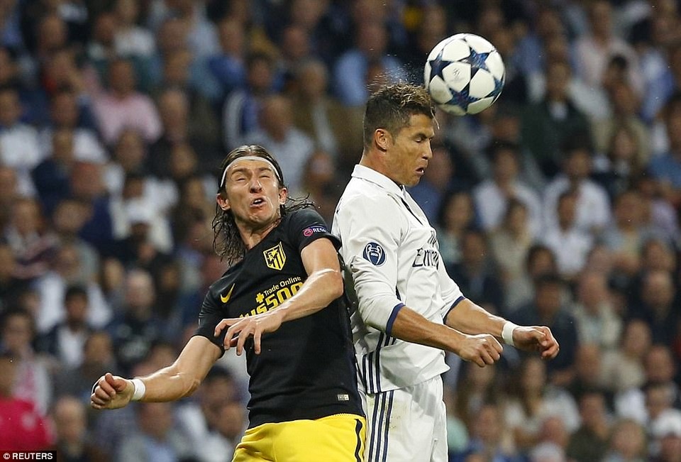 Những khoảnh khắc C.Ronaldo nhấn chìm Atletico tại Bernabeu - 8
Felipe Luis bất lực trong việc ngăn cả C.Ronaldo