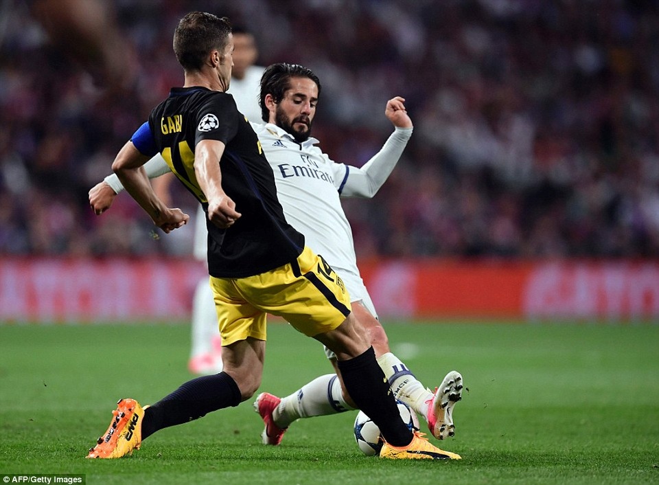 Những khoảnh khắc C.Ronaldo nhấn chìm Atletico tại Bernabeu - 6
Isco và Gabi trong một tình huống tranh chấp