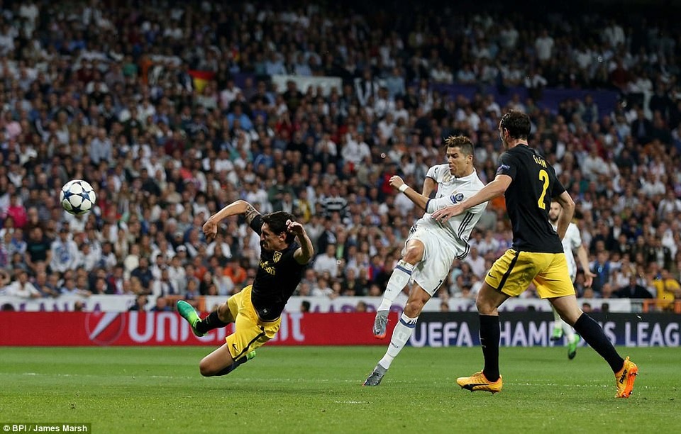Những khoảnh khắc C.Ronaldo nhấn chìm Atletico tại Bernabeu - 5
Phút 85, CR7 hoàn tất cú hattrick ấn định thắng lợi 3-0 cho Real Madrid