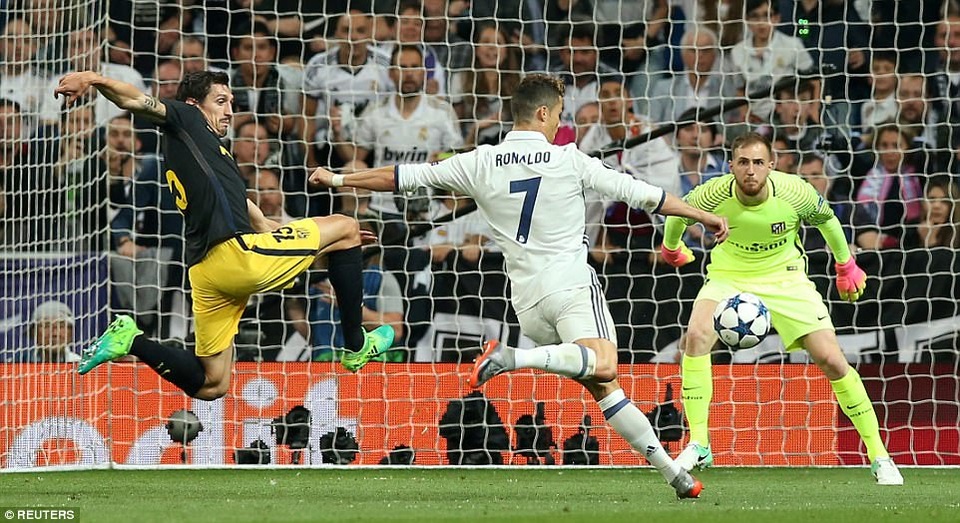 Những khoảnh khắc C.Ronaldo nhấn chìm Atletico tại Bernabeu - 4
Phút 73, C.Ronaldo nhân đôi cách biệt lên 2-0 cho Real Madrid