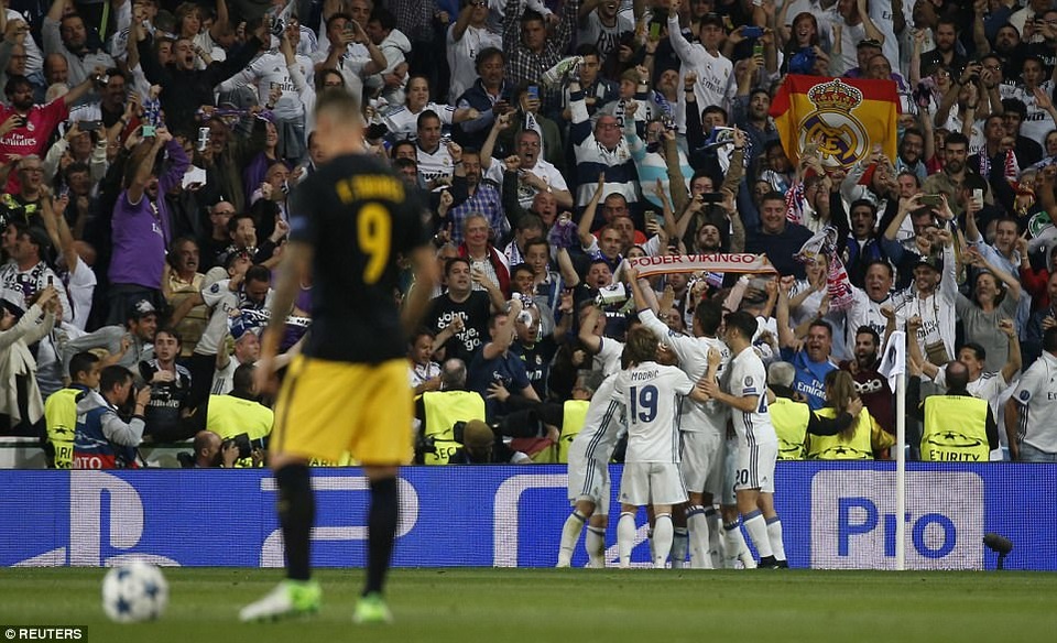 Những khoảnh khắc C.Ronaldo nhấn chìm Atletico tại Bernabeu - 2
Real Madrid đã tạo lợi thế tâm lý quá sớm khi đối đầu Atletico