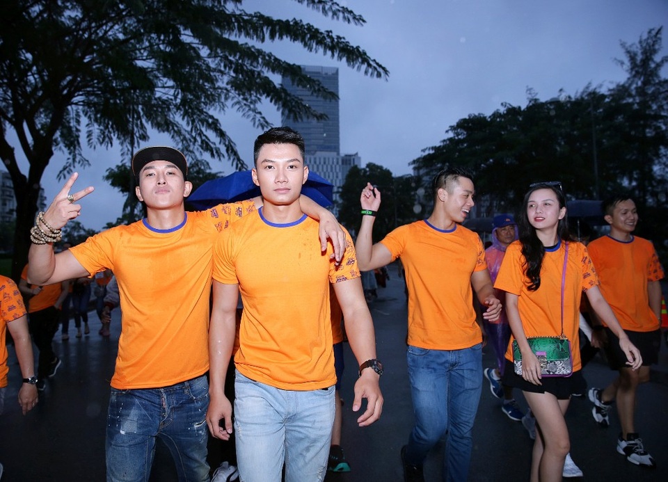 Hoàng Kỳ Nam cùng hàng trăm nghệ sĩ chạy bộ vì trẻ em kém may mắn - 2 Hoàng Kỳ Nam cùng hàng trăm nghệ sĩ chạy bộ vì trẻ em kém may mắn - 2