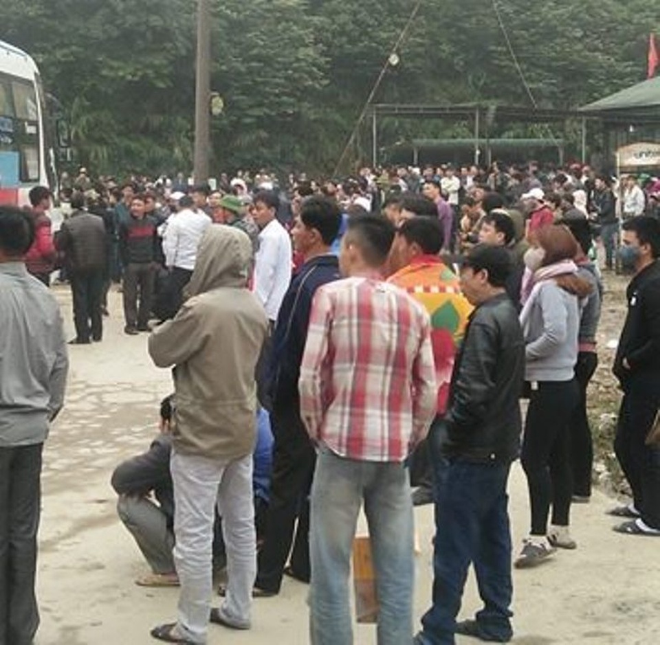 Hàng nghìn lao động "đổ xô" đi làm thủ tục xuất cảnh - 2 
Đổ xô đi làm thủ tục xuất cảnh Cầu Treo