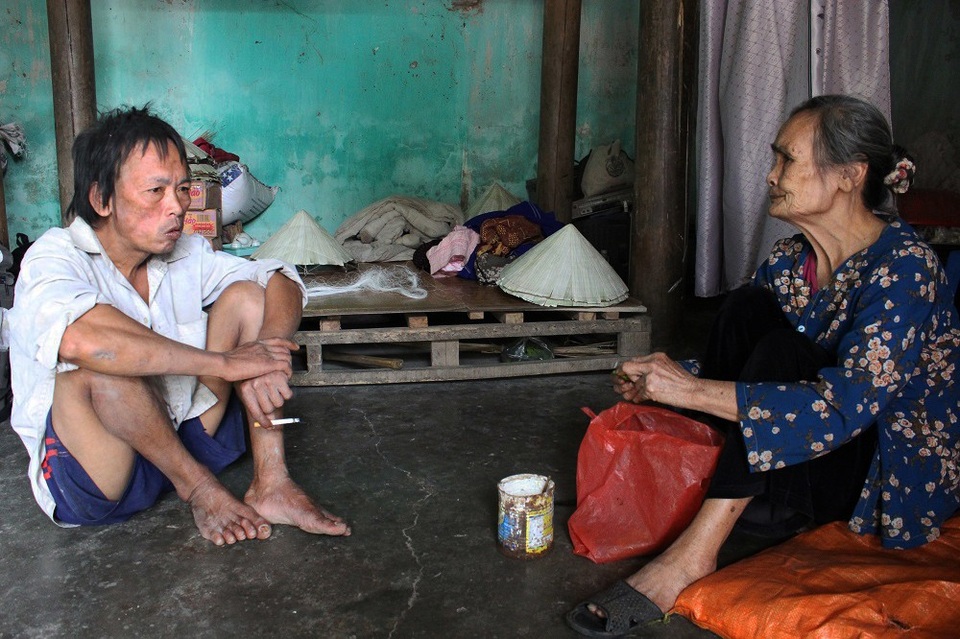 
Bà Xúi và người con trai mang di chứng chất độc da cam.
