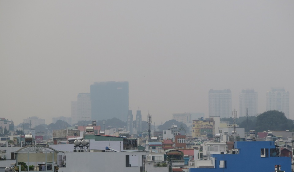 Sài Gòn mù sương lúc chính ngọ - 4
Các tòa nhà mờ mịt trong màn sương dày đặc. Biểu hiện thời tiết khác lạ khiến nhiều người dân lo ngại đến sức khỏe.