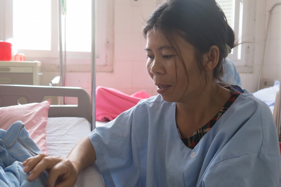 Đáng thương vợ ung thư chăm chồng bị tai nạn trong cảnh không xu dính túi - 6 Người vợ nghèo không lúc nào rời khỏi chồng, đến bữa chị chỉ ăn tạm cái bánh mì cầm hơi thậm chí nhịn đói dành dụm số tiền ít ỏi mua thuốc, cháo cho chồng.