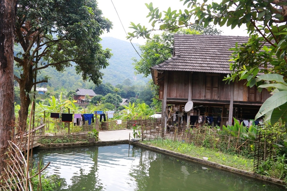 Bản Văn nằm cách thị trấn Mai Châu (Hòa Bình) hơn 1km, đây là bản du lịch vẫn còn giữ nguyên những nét truyền thống khi nằm tách biệt thị trấn ồn ào náo nhiệt. Bản hiện có khoảng 50 căn nhà sàn phục vụ du lịch dạng Homestay, các nhà có dịch vụ nghỉ dưỡng ở bản đều đánh số thứ tự.