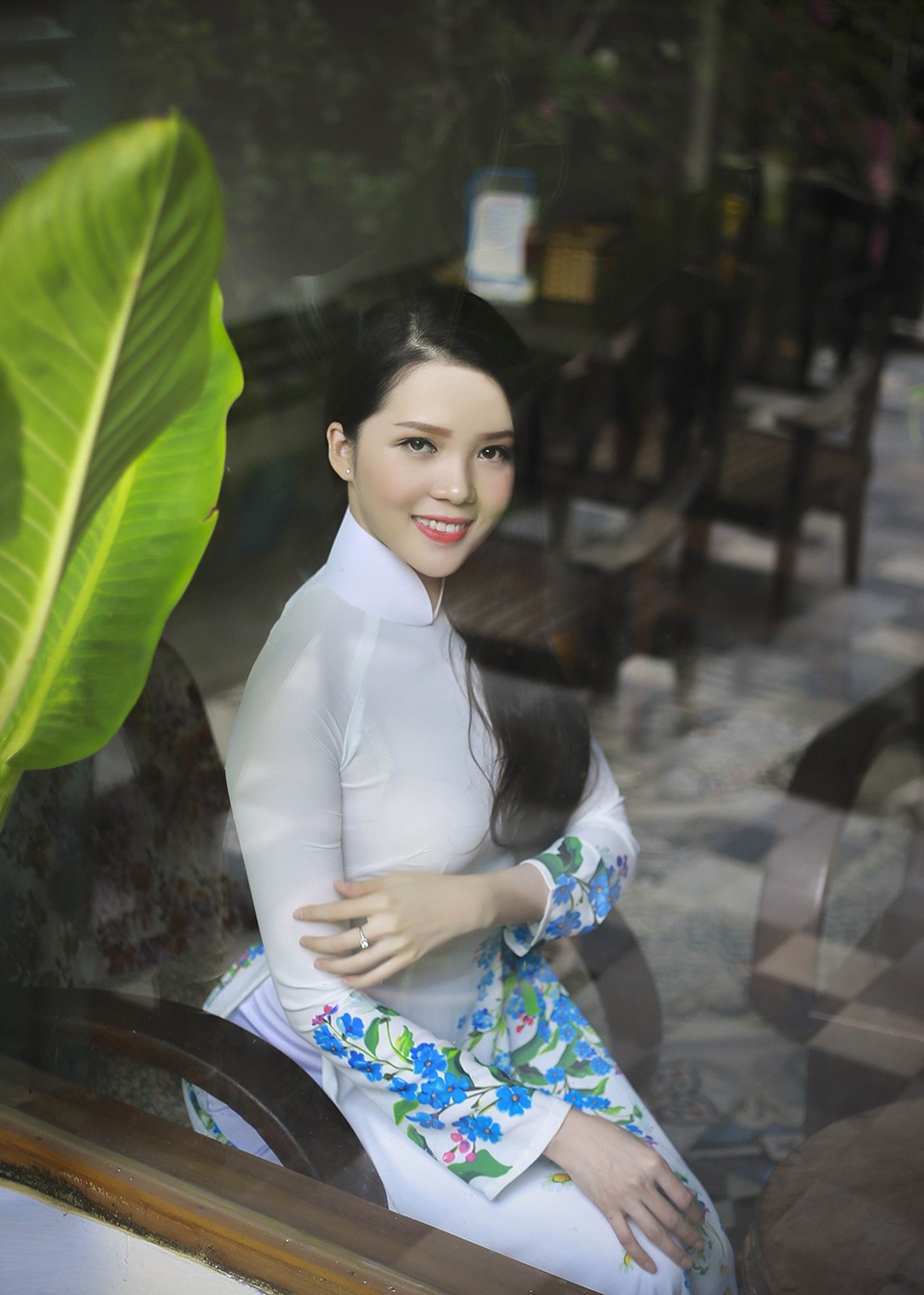 Hoa khôi Cần Thơ không mong đổi đời nhờ "đại gia" - 2 Người đẹp có làn da trắng sứ đẹp thanh thoát,cuốn hút người đối diện không chỉ bởi trang phục đẹp, mà còn nhờ lối nói chuyện thông minh, sắc sảo.