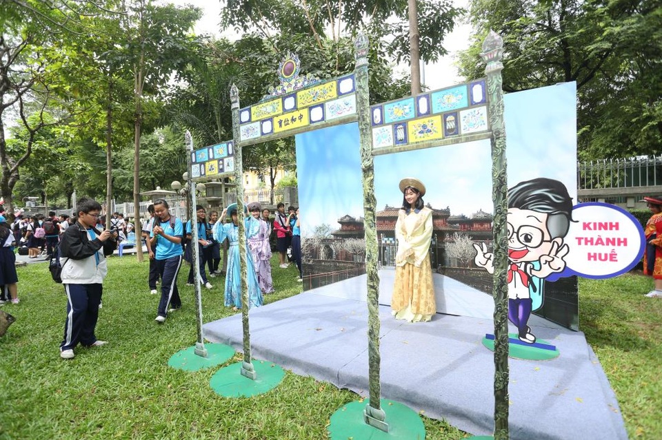 Đối với những bạn chưa có dịp thăm xứ Huế mộng mơ, “Kết nối giá trị Việt” là cơ hội tuyệt vời để khoác trên mình trang phục hoàng gia và lưu lại hình ảnh với không gian mô phỏng “Kinh thành Huế” cổ kính.