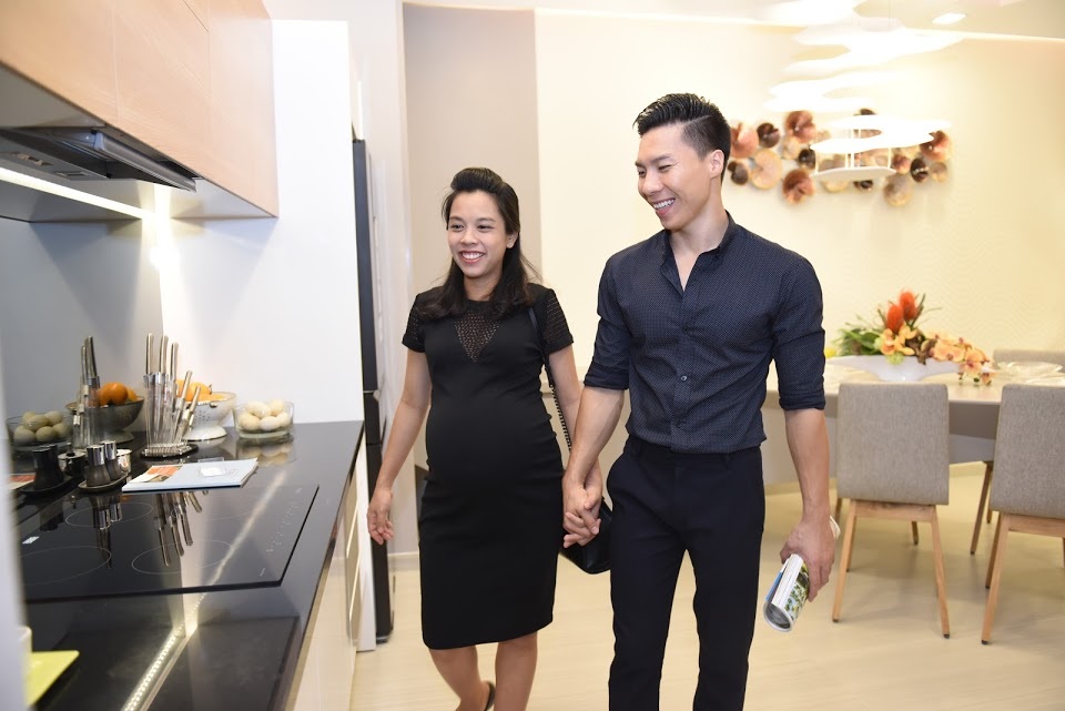 Nghệ sỹ Quốc Nghiệp “ưng” cách thiết kế đa tiện ích và dịch vụ. “Tôi ấn tượng Saigon South Residences vì tổ hợp thể thao đa chức năng ngay tại khu căn hộ vì tôi là người thích vận động. Khu vực bếp cũng là nơi tôi lưu ý bởi bà xã rất thích nấu ăn. Khu vực này phải thông thoáng để nếu có nấu thức ăn nhiều gia vị thì cũng không sợ mùi hương bay khắp nhà”, nghệ sỹ Quốc Nghiệp cho biết.