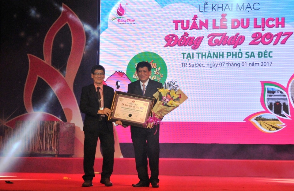 
Tổ chức Kỷ lục Guinness Việt Nam trao chứng nhận “THÁC HOA TƯƠI LỚN NHẤT VIỆT NAM” cho Chủ tịch TP Sa Đéc
