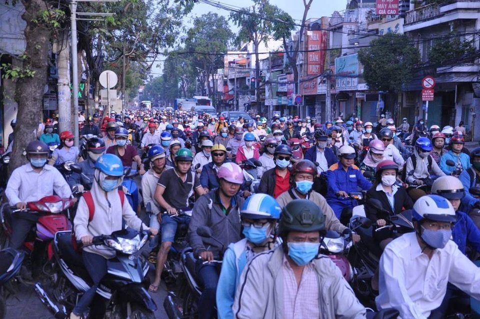 Xe container lao vào 2 nhà dân, nhiều người may mắn thoát chết - 4
Đường Quang Trung bị ùn xe kéo dài do ảnh hưởng vụ tai nạn.