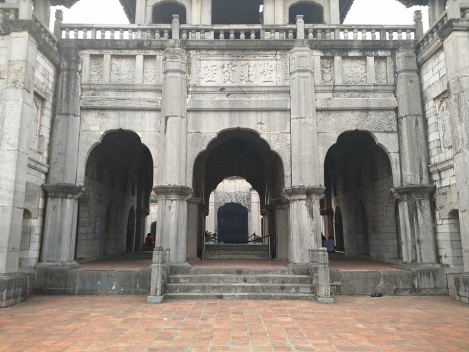 Phương Đình được xây dựng bằng đá, chạm khắc rất tinh xảo, 3 lòng trong tầng trệt có 3 sập đá cổ, rất lo lớn. Trong đó, sập ở gian giữa là lớn nhất.