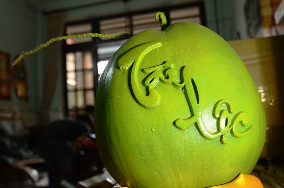 Quả dừa Tài Lộc còn nguyên cả cuống.