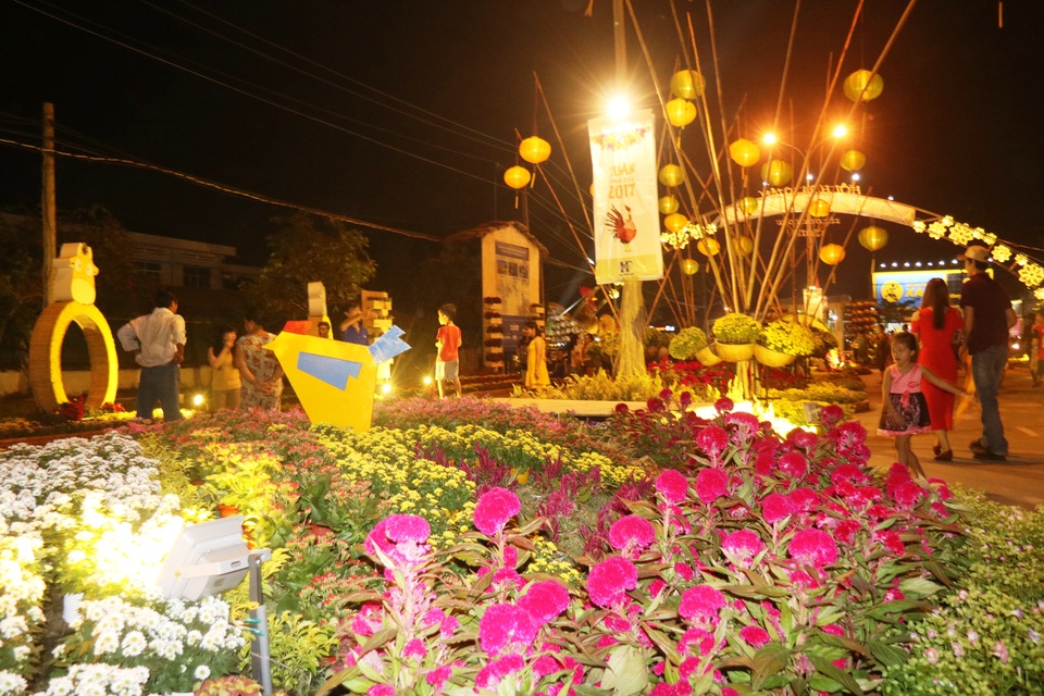 “Đường hoa Nguyễn Huệ” trong... khu công nghiệp - 9 “Đường hoa Nguyễn Huệ” trong... khu công nghiệp - 9