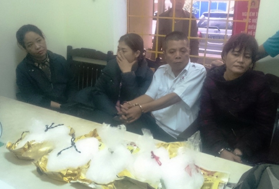 Các đối tượng cùng tang vật tại cơ quan điều tra.